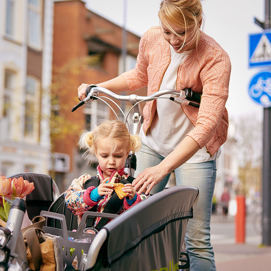 Mit dem robusten Lastenrad Cabby von Gazelle lassen sich locker drei Kinder mitnehmen.