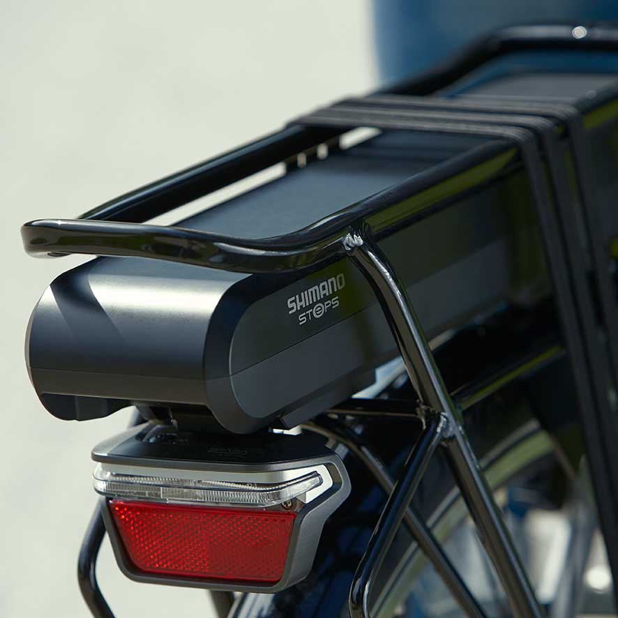 Mange elcykler har batteriet placeret under bagagebæreren. Det gør, at elcykler med motor i forhjulet er optimalt afbalancerede.