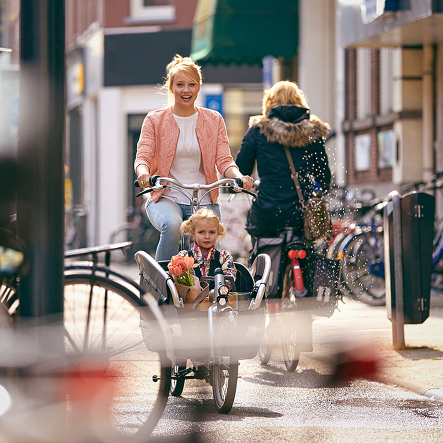 Faire du vélo avec des enfants implique des exigences de sécurité et de fiabilité particulières. Notre Cabby est la version moderne du biporteur.
