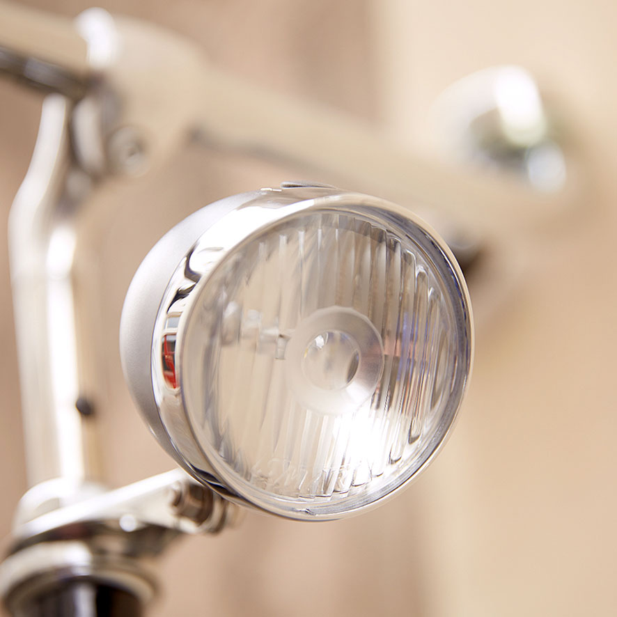 Een koplamp zonder poespas. De dynamo is verwerkt in de naaf en is vele malen lichter dan zijn voorganger.