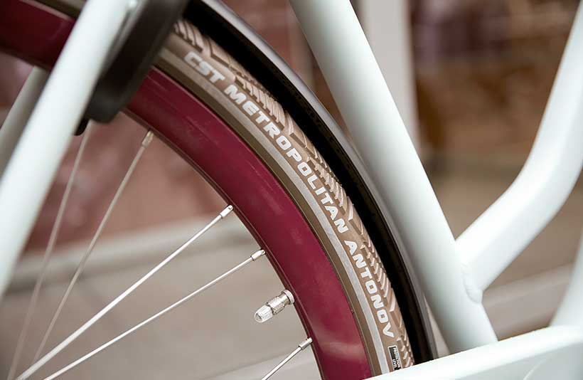 Du cykler hurtigt og komfortabelt. De ekstra brede dæk gør cyklen suverænt komfortabel.
