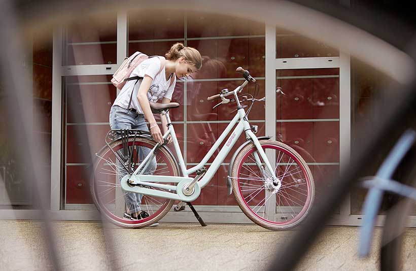 Med de punkterfri dæk transporterer cyklen nemt alle dine tunge skoletasker.