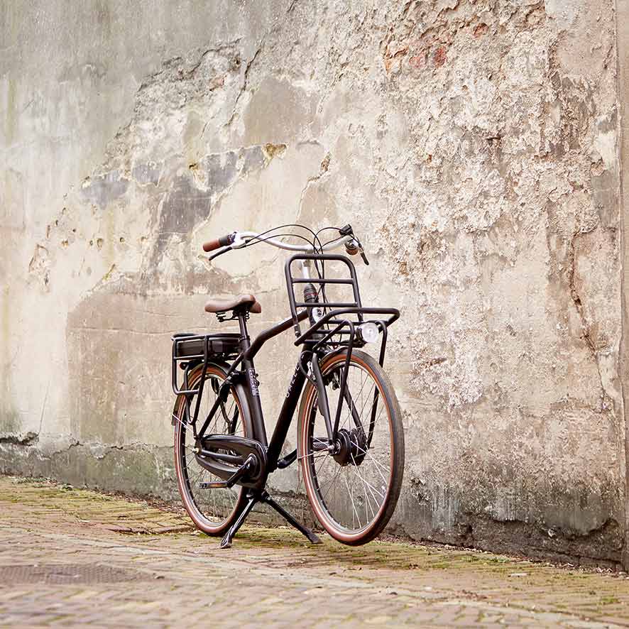 The Gazelle men’s delivery bike will take you anywhere with ease.