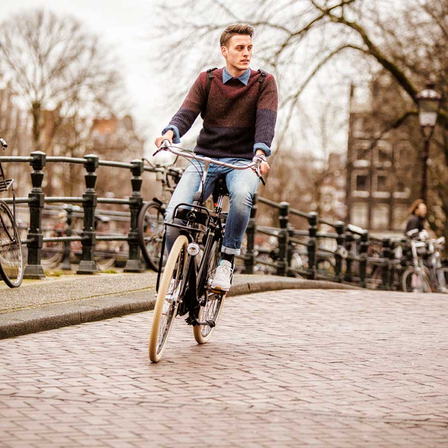 De unieke voor- en achterdrager benadrukken de stoere looks van deze transportfiets.