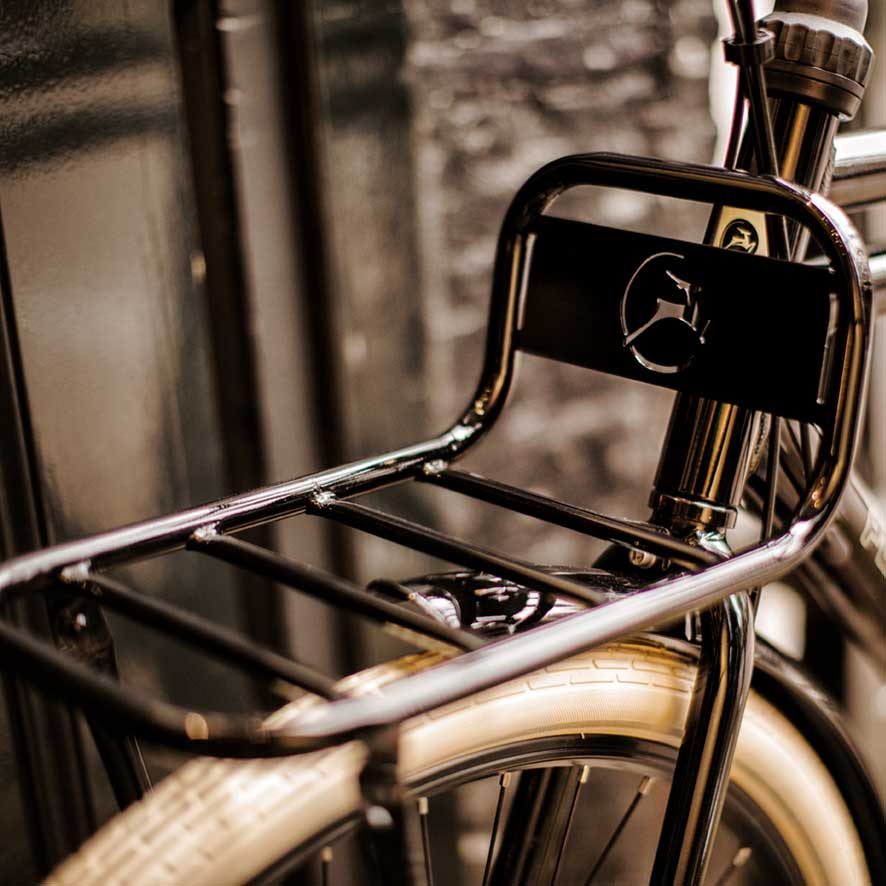 De unieke voor- en achterdrager benadrukken de stoere looks van deze transportfiets.