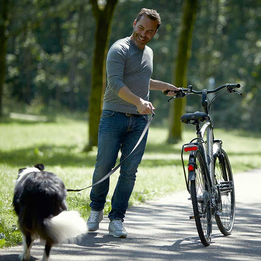 Vælg en Sports Trekking-model med førsteklasses komponenter, elegant formet aluminiumstel og forgaffel i kulfiber.