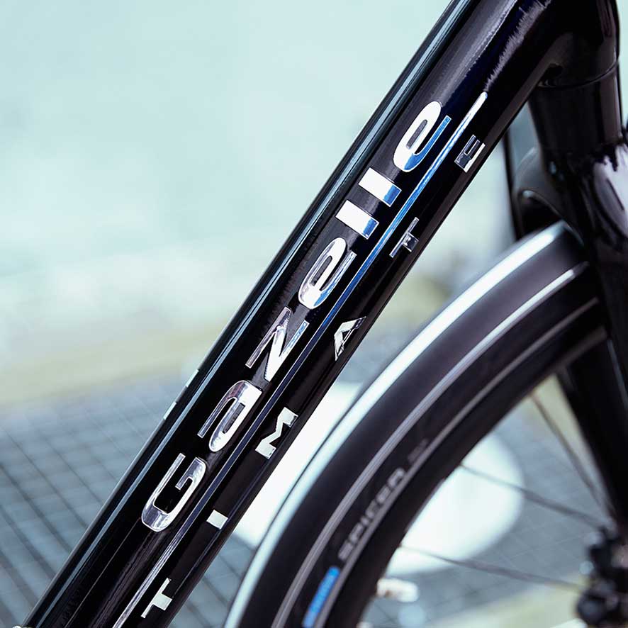Ultimate : inventif et ingénieux Un système de courroie, un cadre en carbone ou un écran Bosch Nyon, aucune innovation n’est trop belle pour le Gazelle Ultimate
