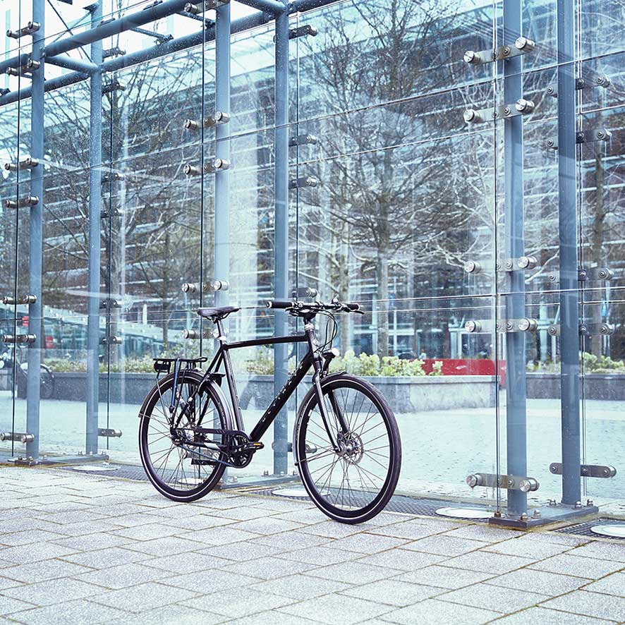 A lightweight aluminium frame gives this e-bike a smooth ride and makes it extra nimble.