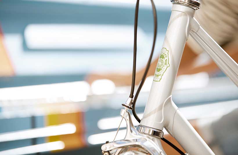 Despite the steel frame, this bike weighs remarkably little, just 12.8 kg.