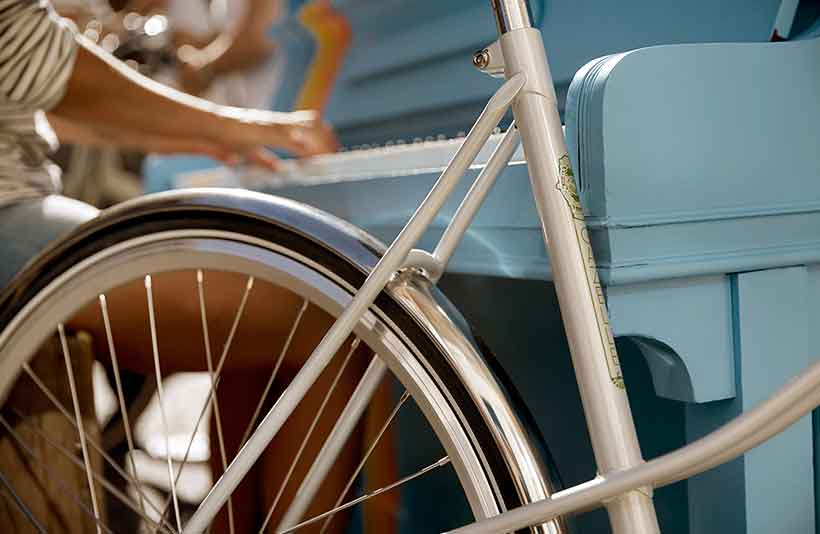 Die schlanken Rohre, die in Retro-Muffen zusammenlaufen, die blinkenden Stahlschutzbleche und die Retro-Rennreifen: an diesem schnellen Citybike stimmt einfach alles!