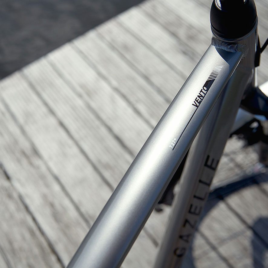 Grâce à l’alliance ingénieuse d’un dérailleur Shimano et d’une fourche avant de haute qualité, vous êtes toujours paré à relever tous les défis