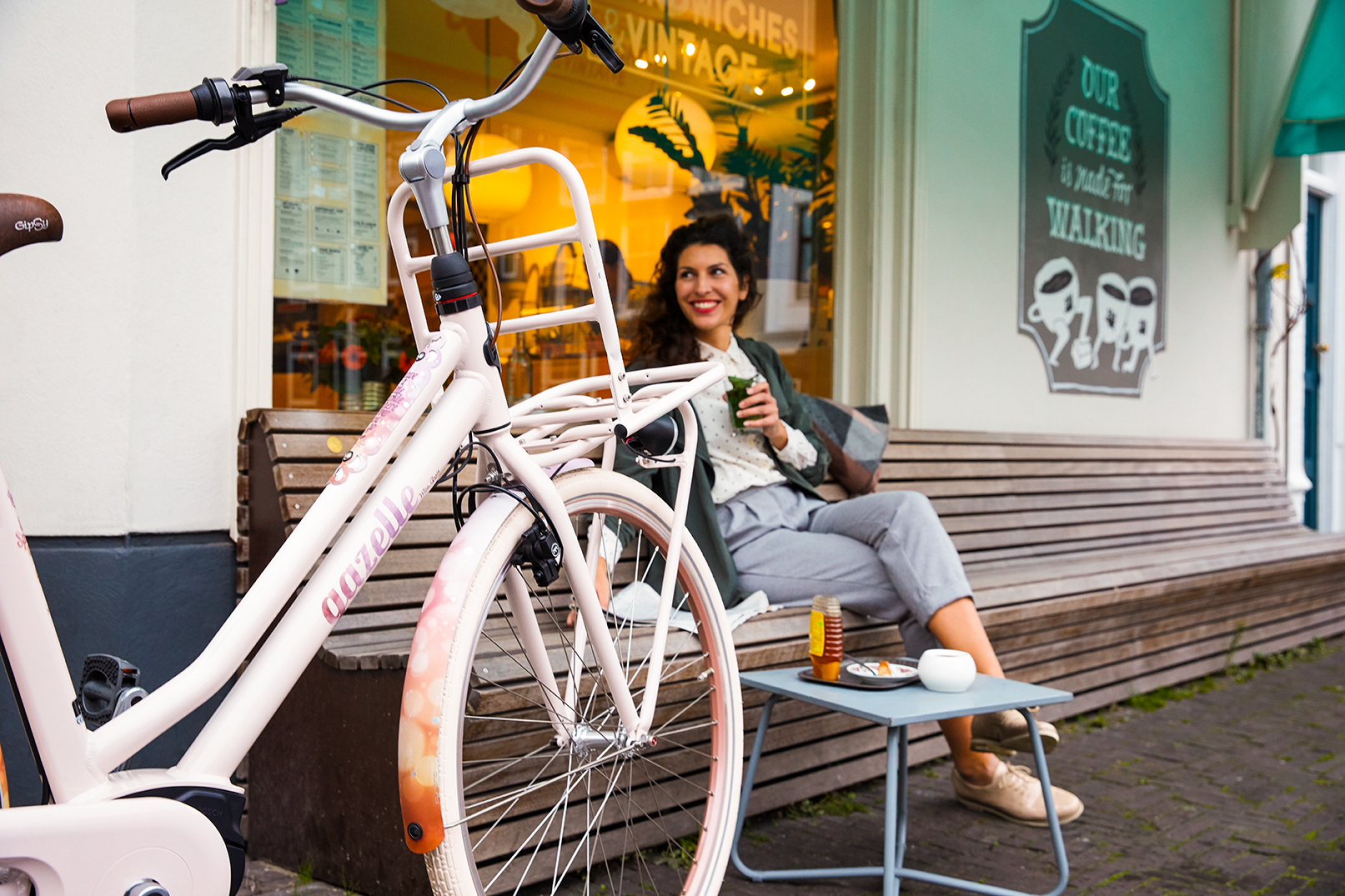 Transportcyklen til kvinder er både robust og elegant. Giv din Gazelle transportcykel en ekstra designdetalje med en farverig kurv eller kasse på forbagagebæreren.