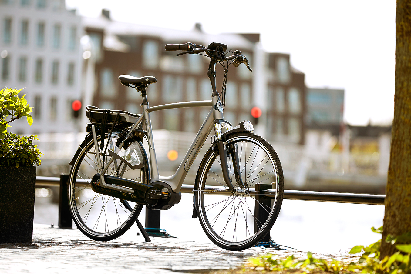 Wir bauen E-Bikes mit tiefem Einstieg und maximaler Tretunterstützung. Fahrräder, auf denen man sich sehen lassen kann.