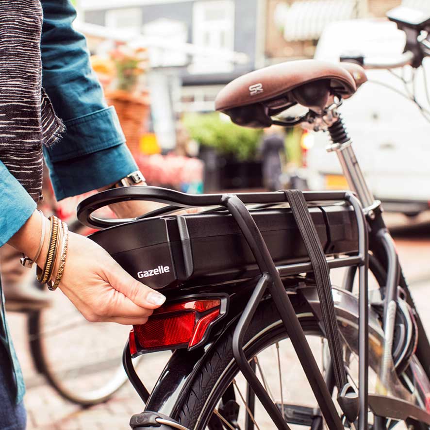La batterie d’un vélo électrique est rechargeable et doit (quand le vélo est utilisé) être rechargée fréquemment.