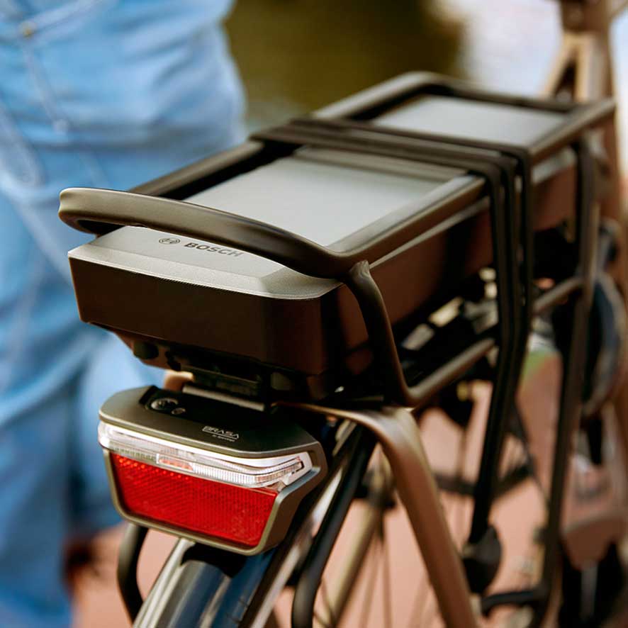 Bosch Active Line batteriet præsterer en ekstra lang rækkevidde på op til 180 km, så du kan cykle i længere tid med trædeassistance.