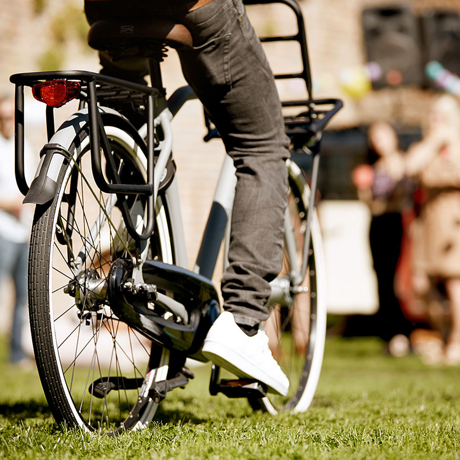 Cyklen står sikkert og stabilt med dobbeltstøttebenet og styrlåsen, uanset hvor meget du har med.