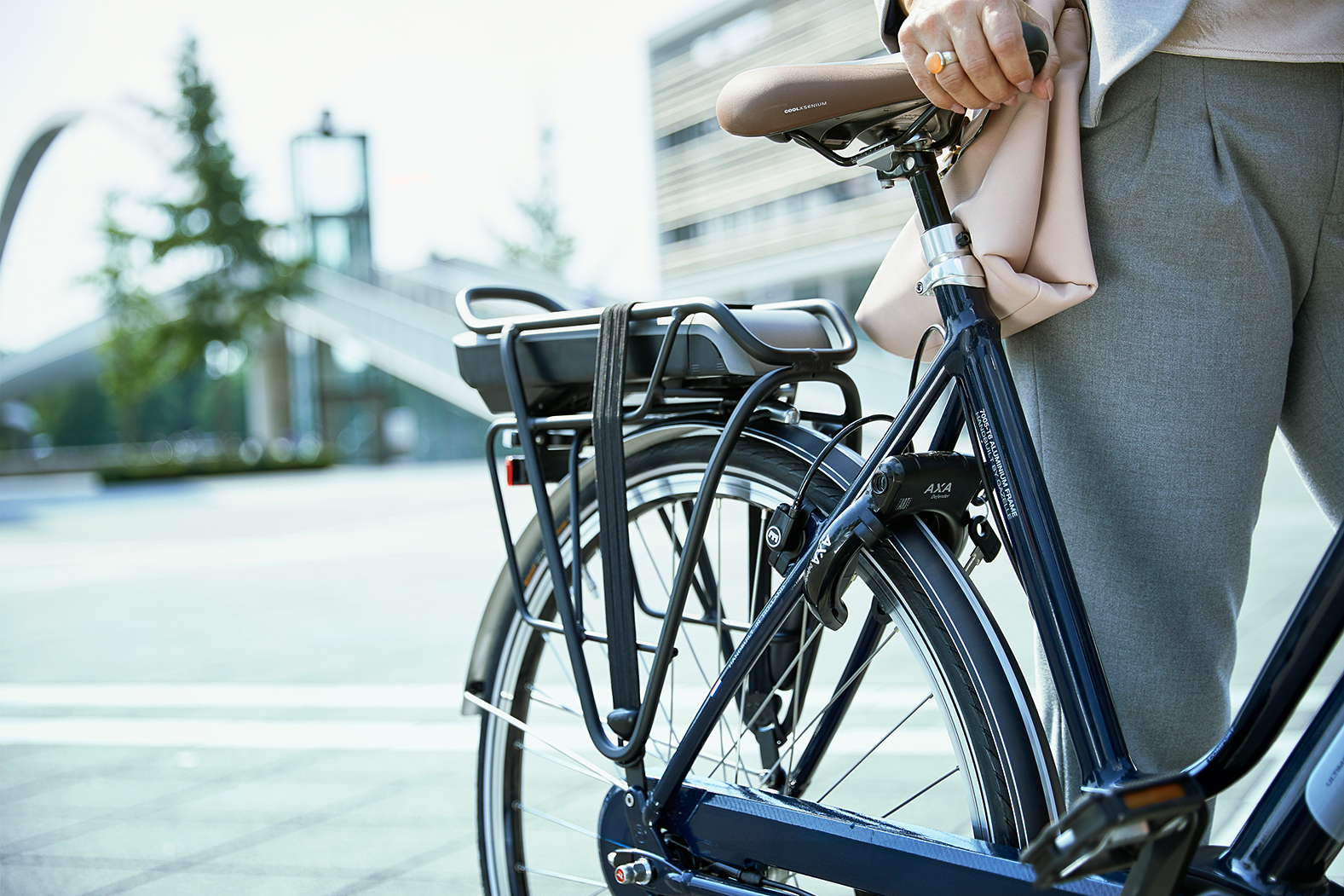 Sportiness and comfort go hand in hand with Gazelle Ultimate Trekking bikes. This turns every touring ride into a pleasant experience. The high-grade aluminium frame ensures you will always enjoy a perfect riding experience and a sporty seating posture. T