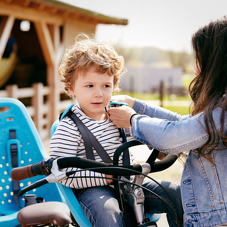 Et les petits sont très confortablement installés dans les sièges équipés de sangles rembourrées aux épaules, disponibles en option.