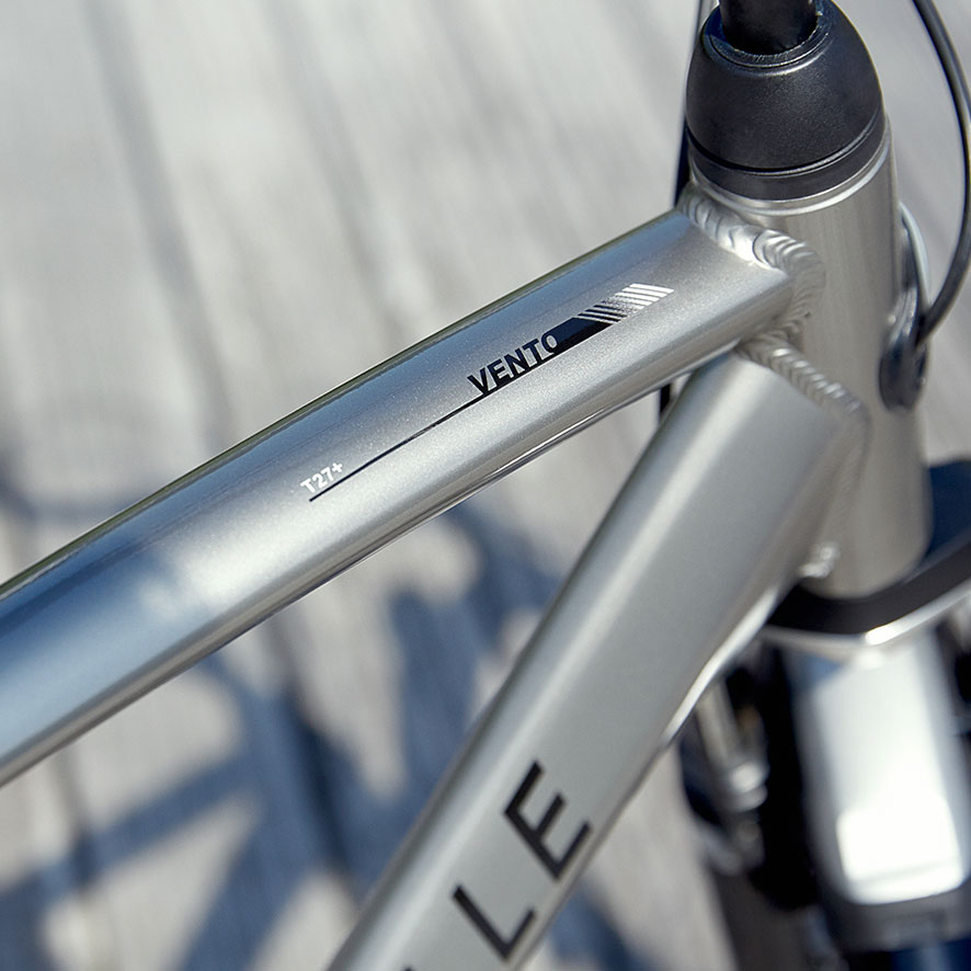 A smart combination of Shimano gears and a high-grade front fork mean you will always be ready to face any challenge.